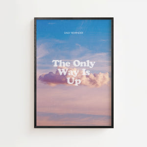 The Only Way Is Up plakat med motiverende budskab mod solnedgangshimmel i blå og rosa, sort ramme