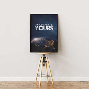 The World is Yours plakat i egetræsramme på staffeli