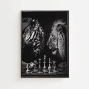 Tiger og løve skakplakat med fotorealistisk sort-hvid afbildning, sort ramme