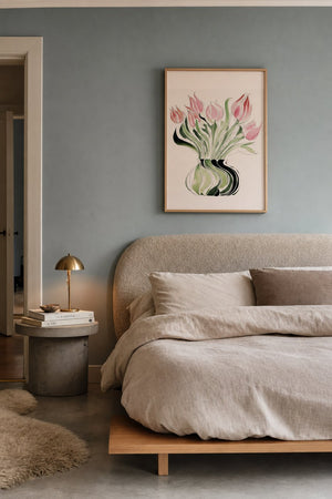Tulipaner i stribet vase plakat i lys ramme over sidebord i stue