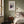 Violet Kandinsky plakat i sort ramme over sofa i stue