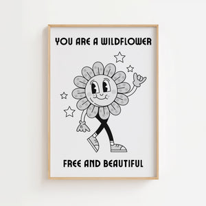 You Are a Wildflower plakat med blomsterfigur og citat i sort-hvide toner