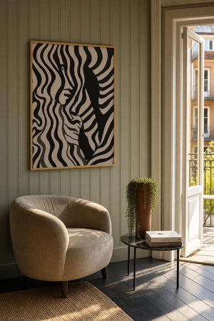 Zebra profil plakat i sort ramme over sideboard i stue